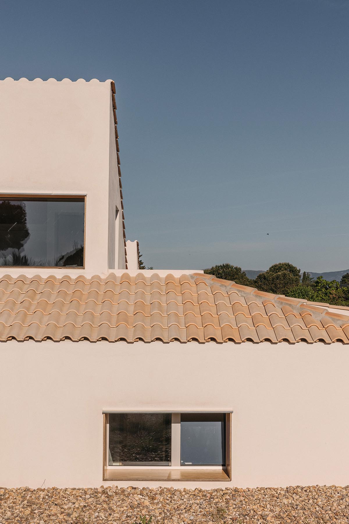 This house interacts with light and space, dimming to create a harmonious architectural experience