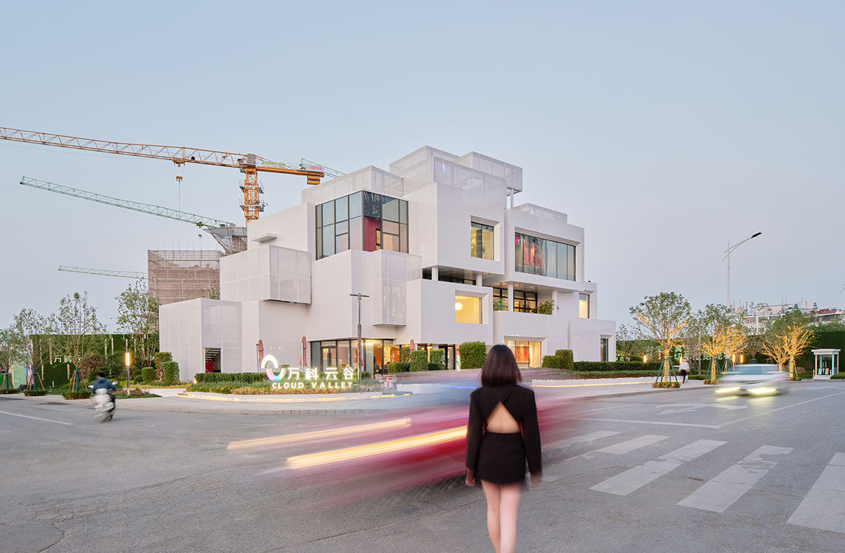 Wutopia Lab completes a Living Theatre Mount with white stacked volumes in China