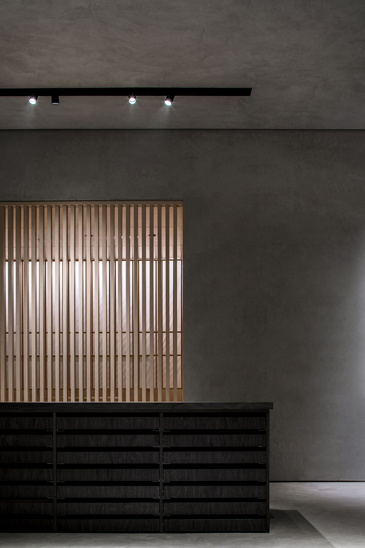 JST ARCHITECTURE creates dark-colored palette by adding a geometrical aesthetic to this showroom