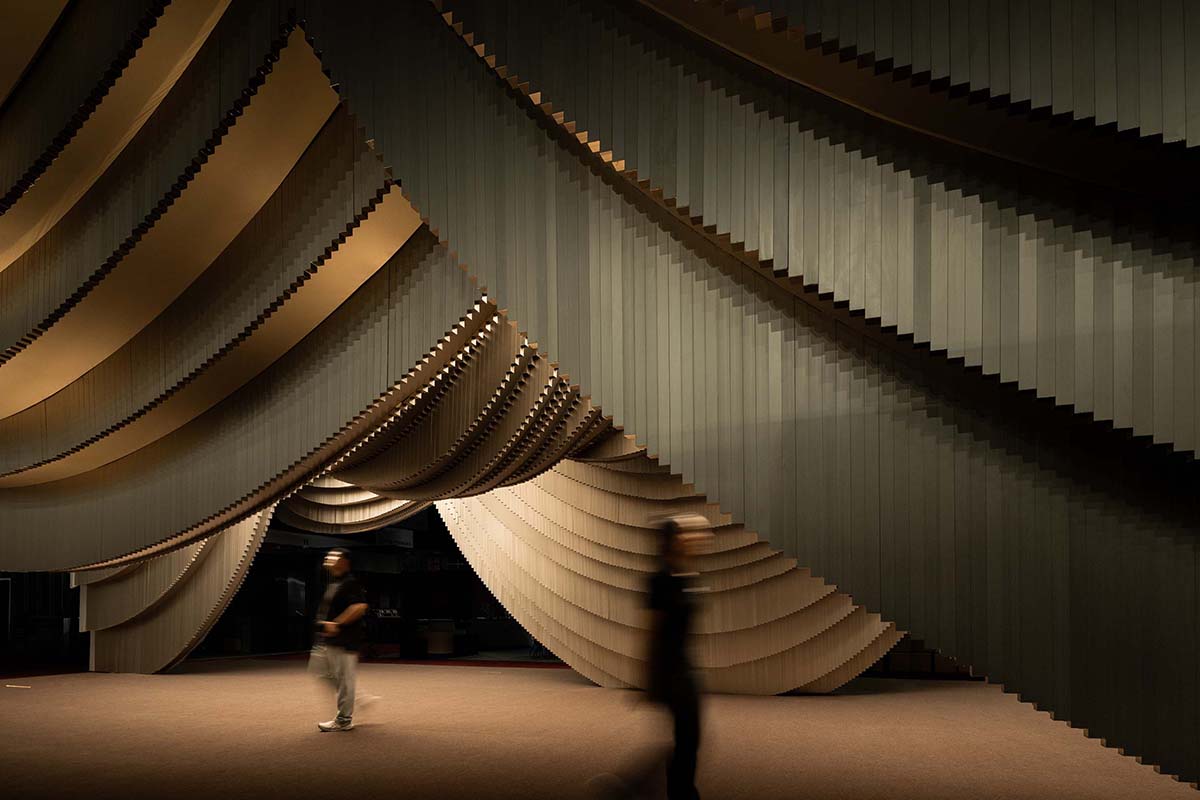 HAS design and research creates public ground interior from disc-like aluminum rods in Bangkok