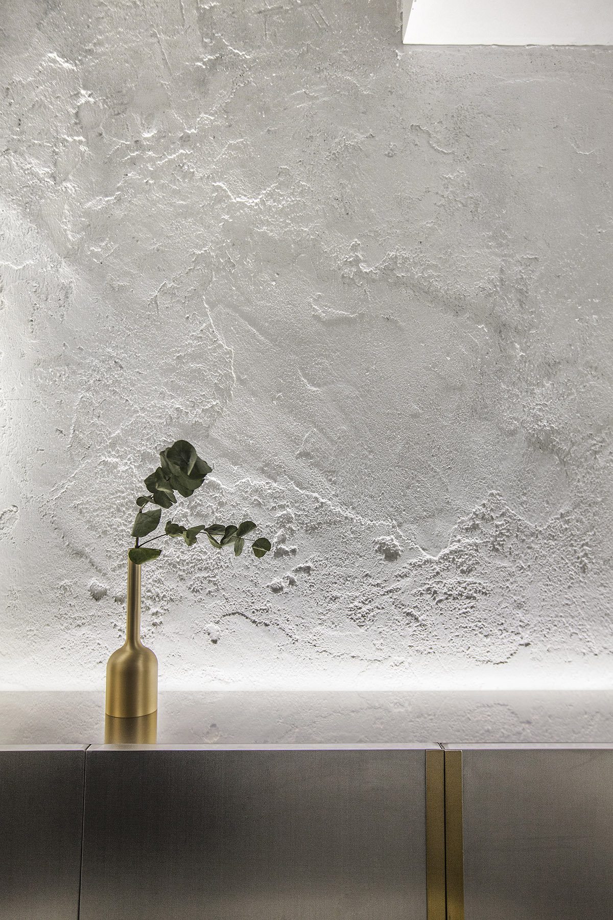 Towodesign uses metallic colors and golden pieces to create a retro atmosphere for this health store