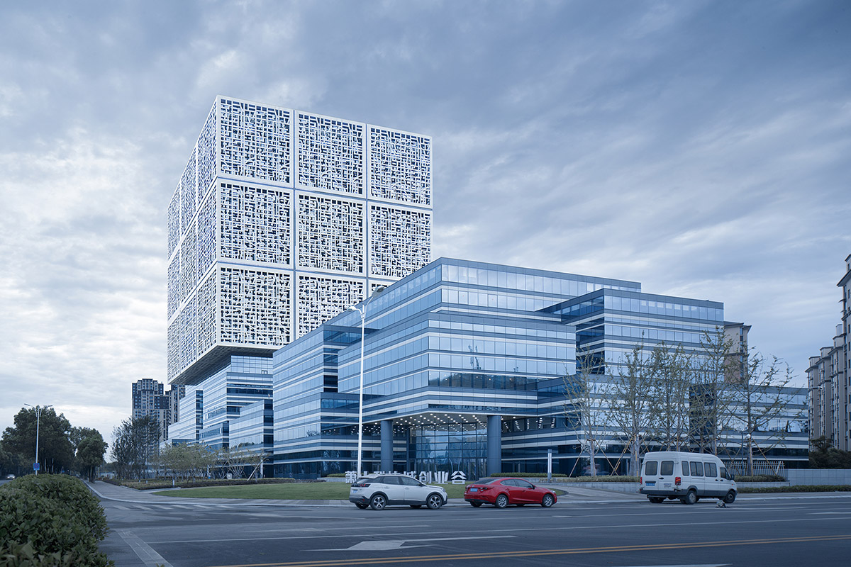 UAD completes Cube office building with staggered cubic volumes and ...