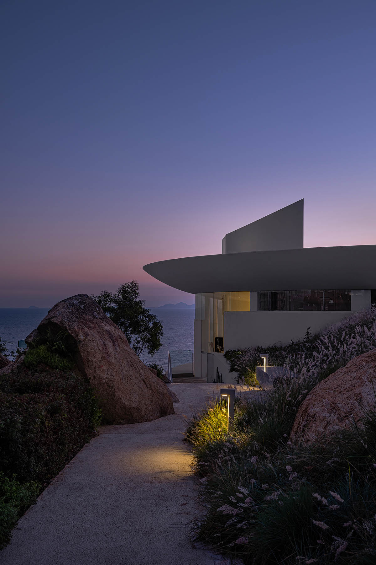 3andwich Design / He Wei Studio built circular library featuring a rooftop pool in China
