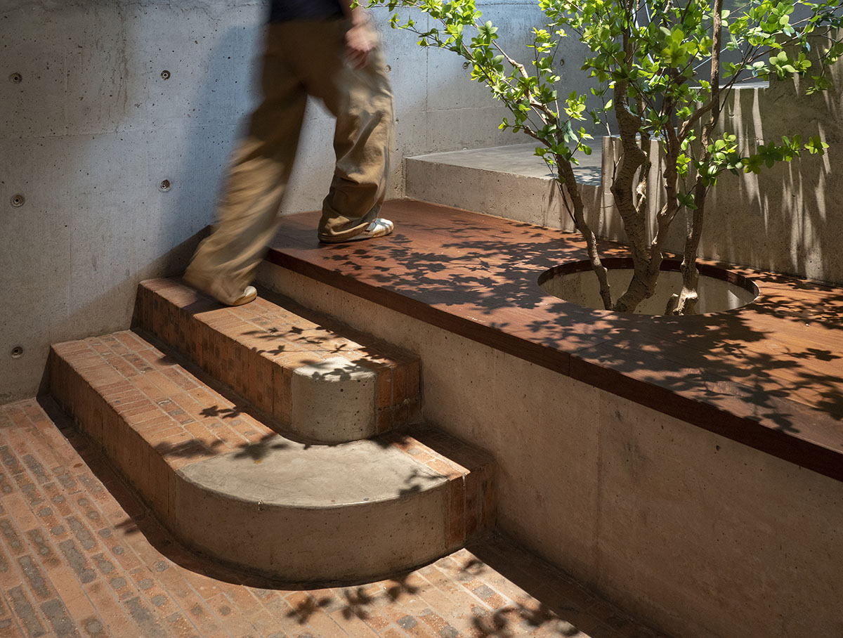 bigER club design built restaurant with valued brick walls in Shenzhen