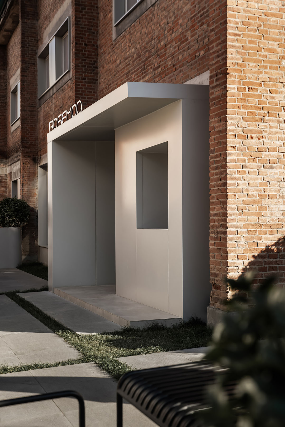 Cun Design completes ROSEMOO Headquarters Office with white linear volume in Beijing