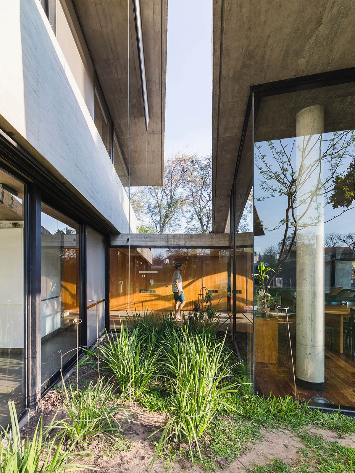 Estudio Pablo Gagliardo's Casa CA shows how to take advantages of a longitudinal land in Argentina