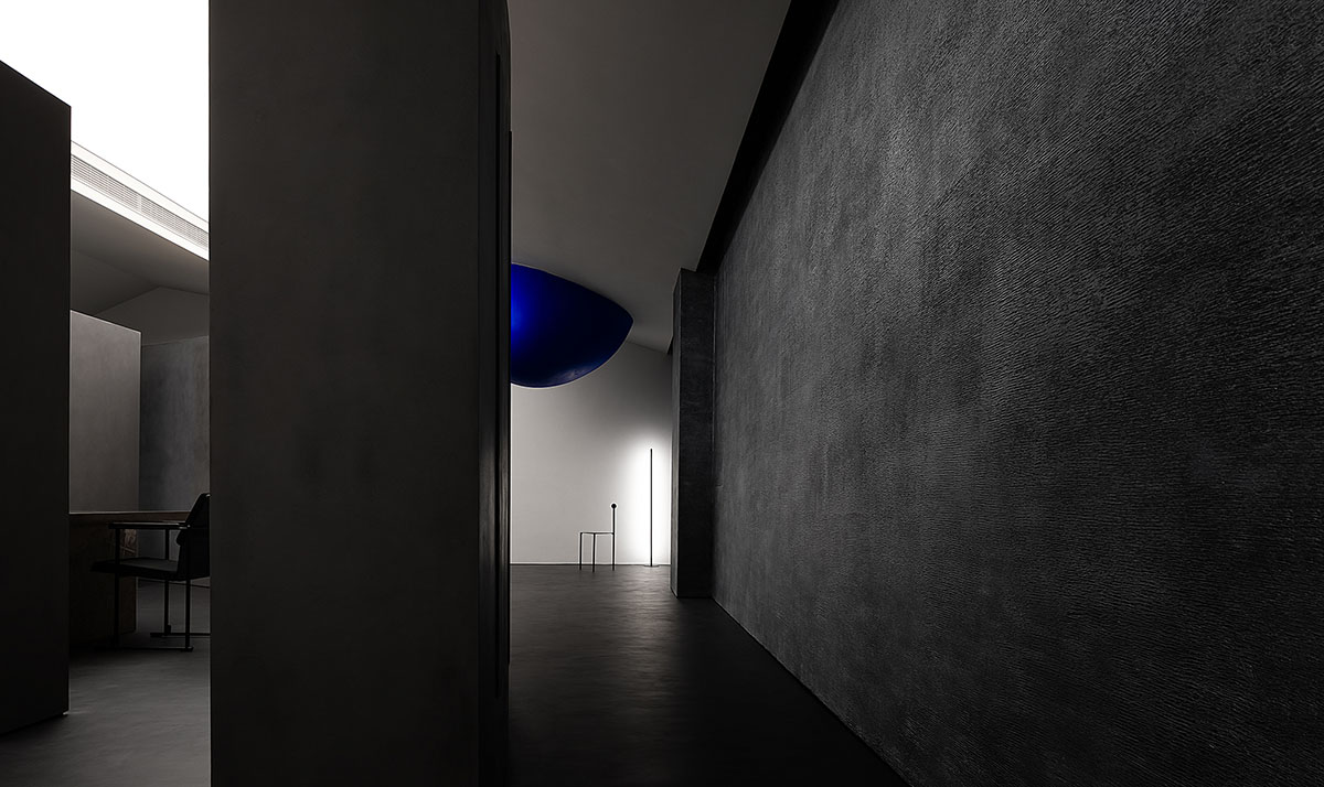 AD ARCHITECTURE creates artistic paint showroom with with irregular geometric lines in China