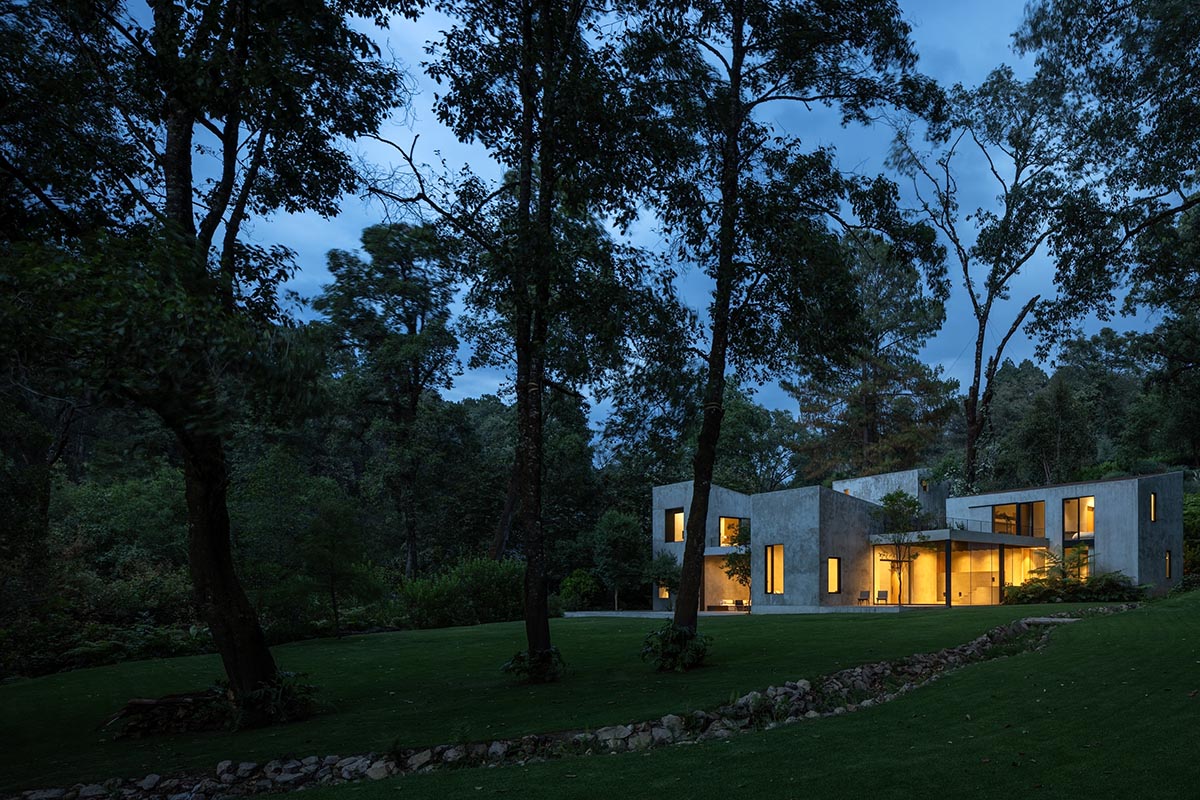 ESTUDIO Ignacio Urquiza Ana Paula de Alba completes residence in Mexican forested landscape