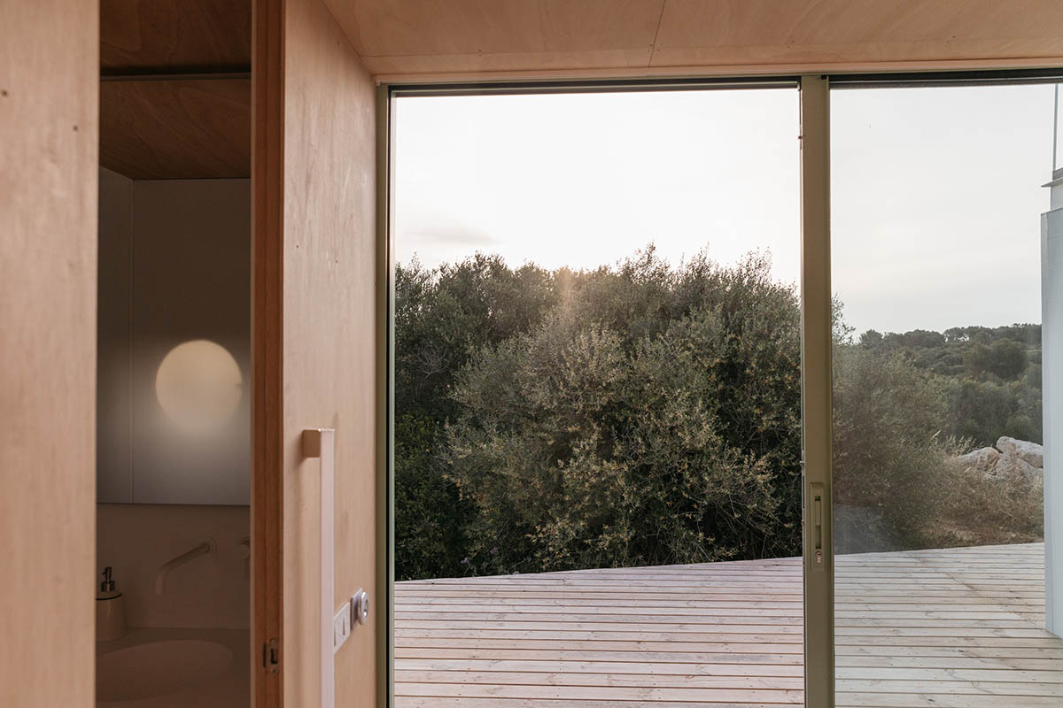 Ignacio de la Vega and Pilar Cano-Lasso create T-shaped cabin framing views from the Mediterranean