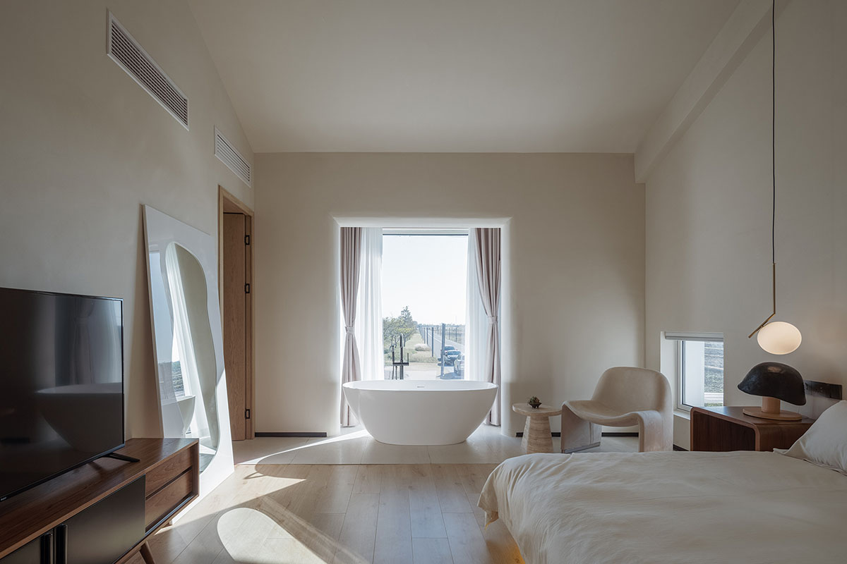 Wutopia Lab creates continuous shell for White Suzhou Section Homestay in China 