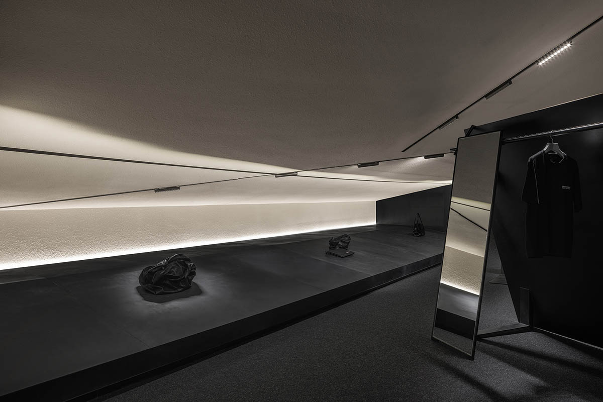 Fashion boutique features dune-shaped space to evoke a serene escape from a bustling city