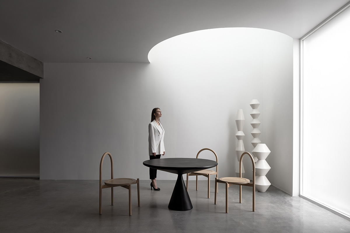 JG Phoenix creates paint-like interiors harmonized with geometric cut-outs for showroom in China