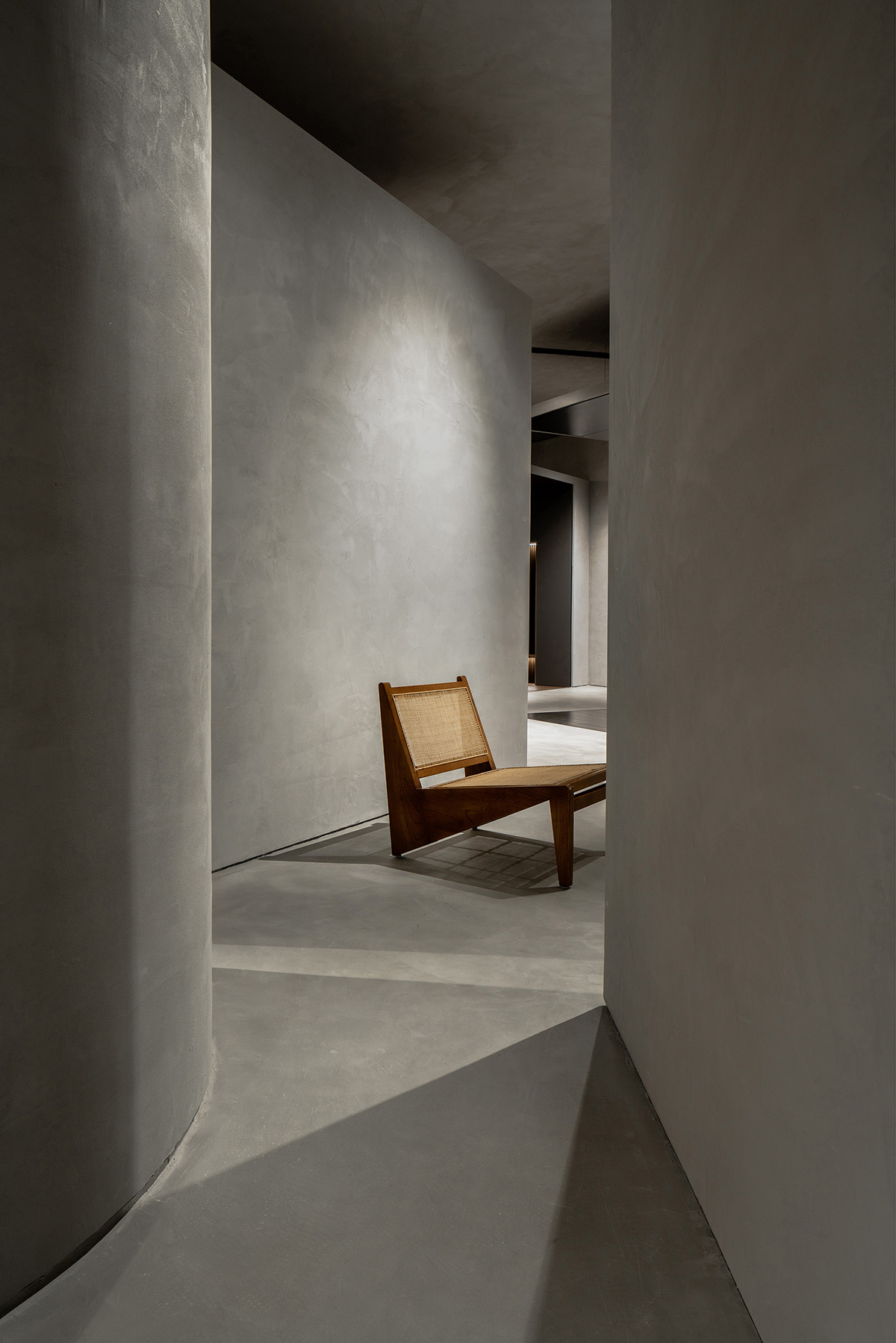 JST ARCHITECTURE creates dark-colored palette by adding a geometrical aesthetic to this showroom