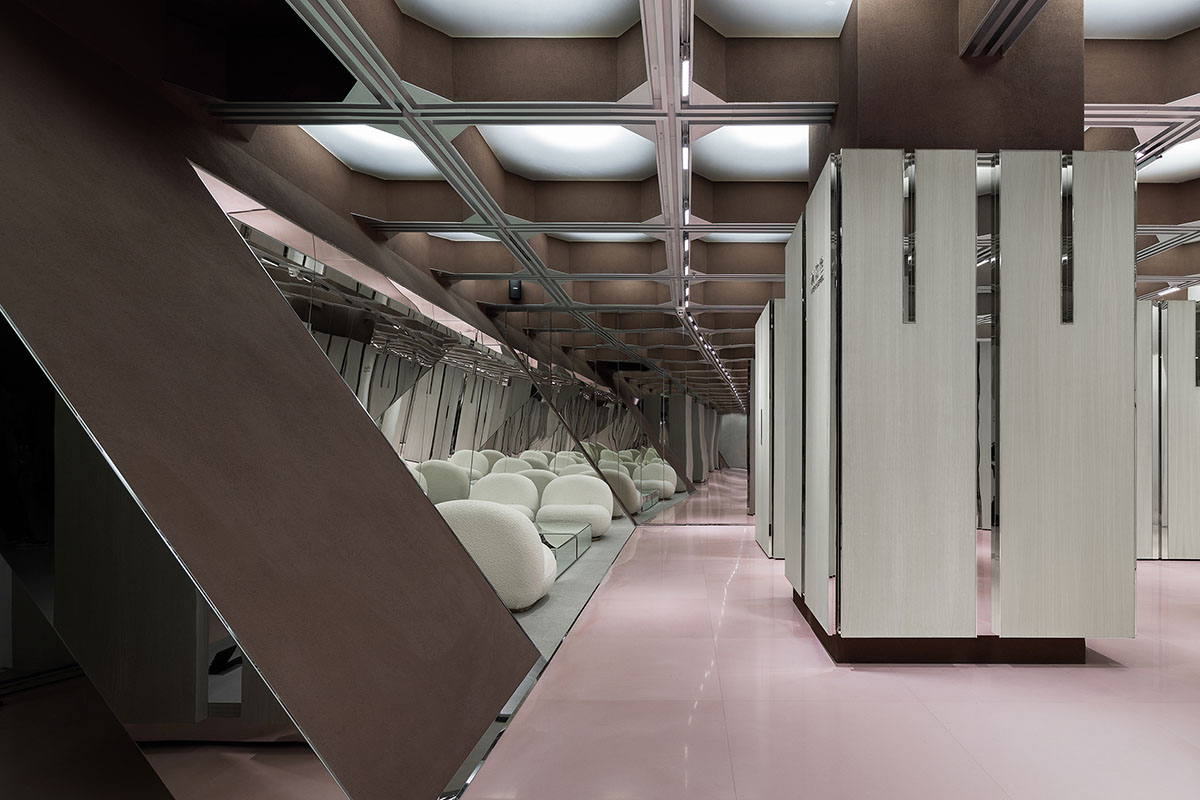 Interiors of boutique feature changeable structural systems generating different catwalk routes