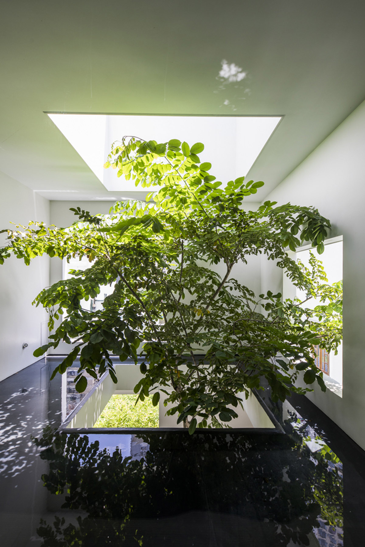 MIA Design Studio compensates the lack of green spaces of Vietnam with planted pop-up balconies