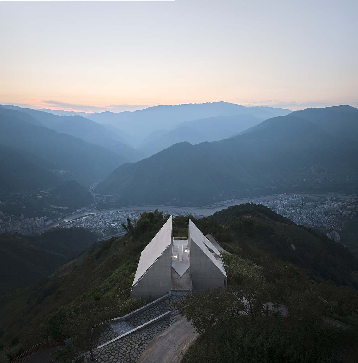 TAO completes concrete bookstore with protruding structure on a steep slope in China 