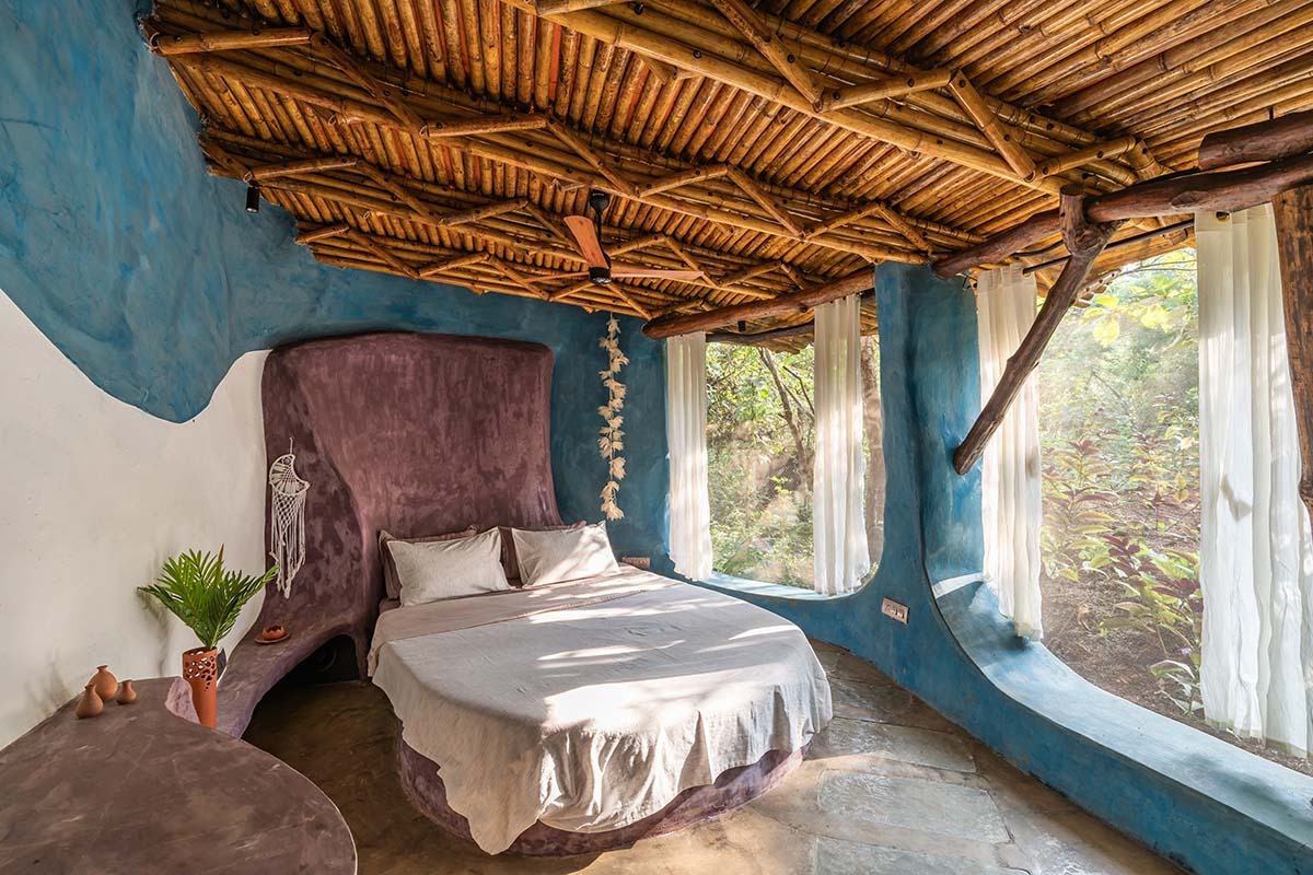 Blurring Boundaries built biophilic farmhouse made of organic and curved walls near Mumbai