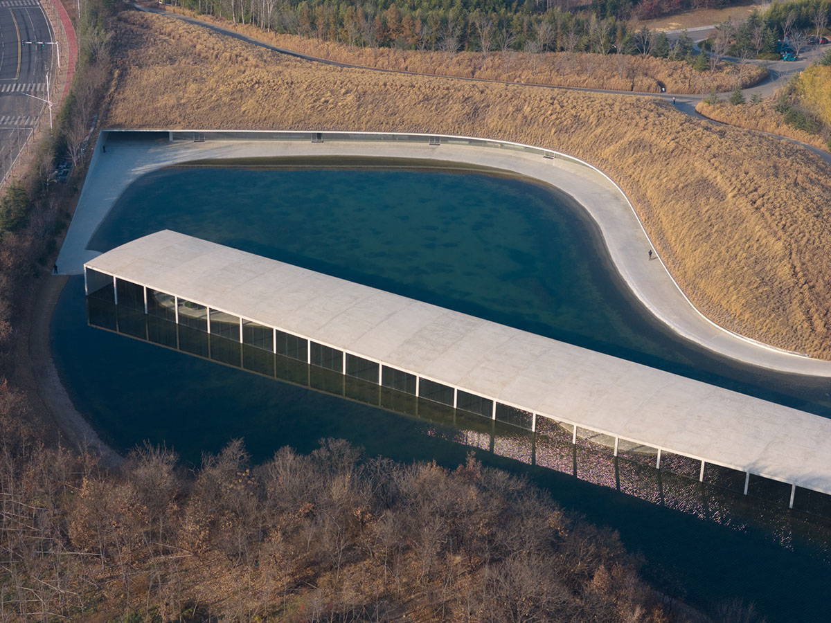 Junya Ishigami+Associates built one-kilometre-long museum on a manmade lake in China 