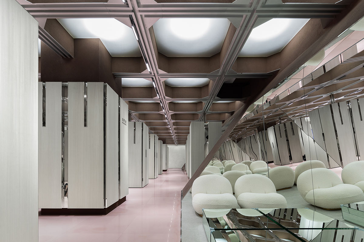 Interiors of boutique feature changeable structural systems generating different catwalk routes