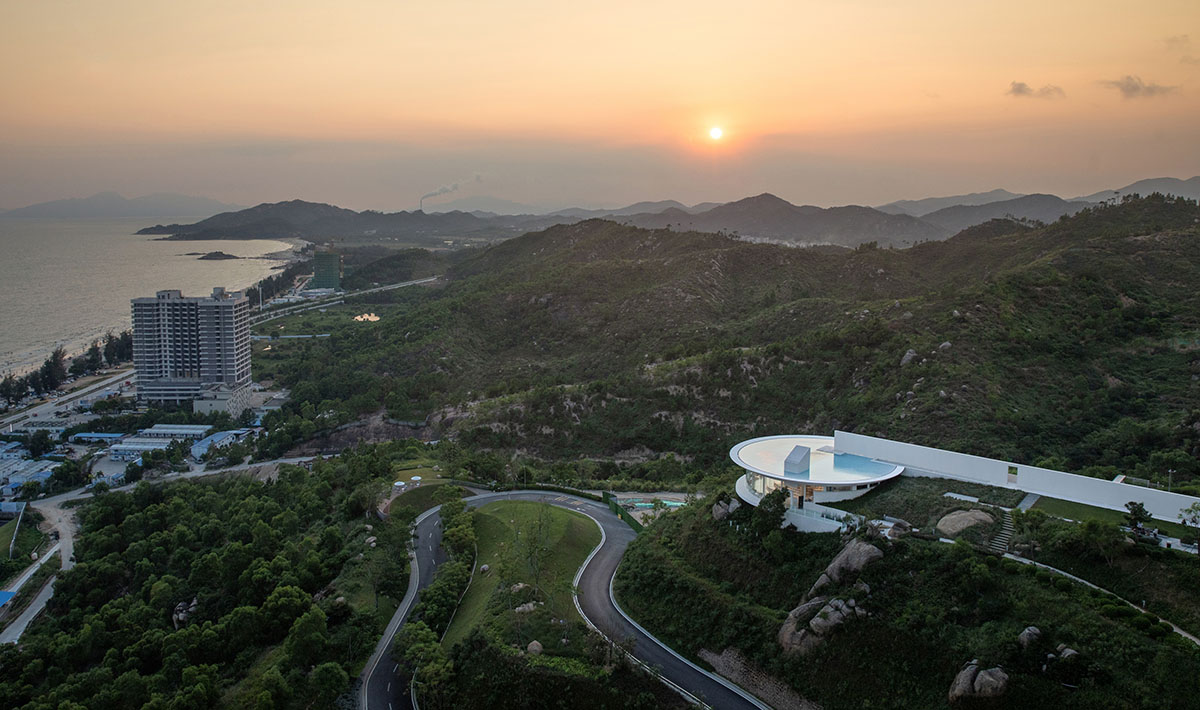 3andwich Design / He Wei Studio built circular library featuring a rooftop pool in China