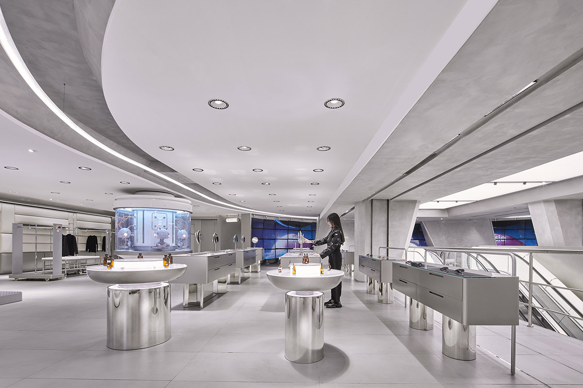 Leaping Creative creates spaceship-like store with tech-integrated elements in Shanghai 