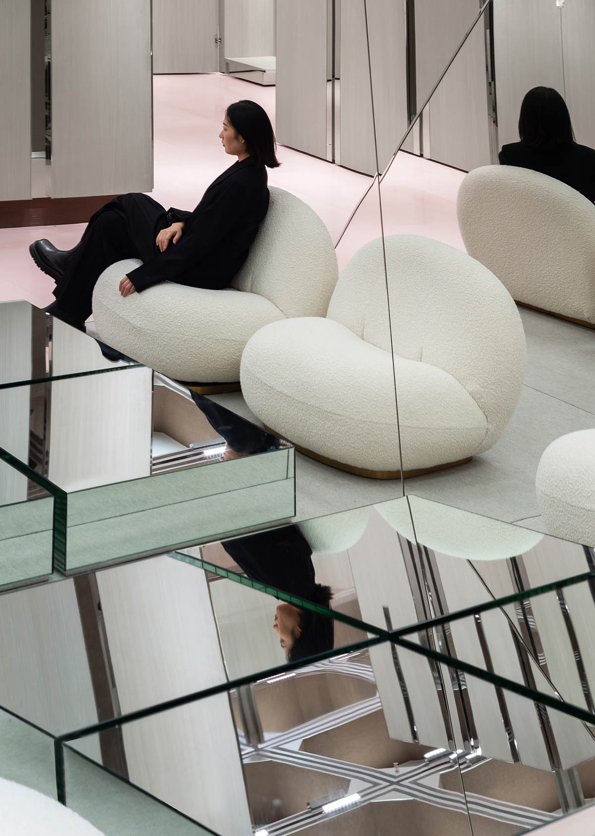 Interiors of boutique feature changeable structural systems generating different catwalk routes