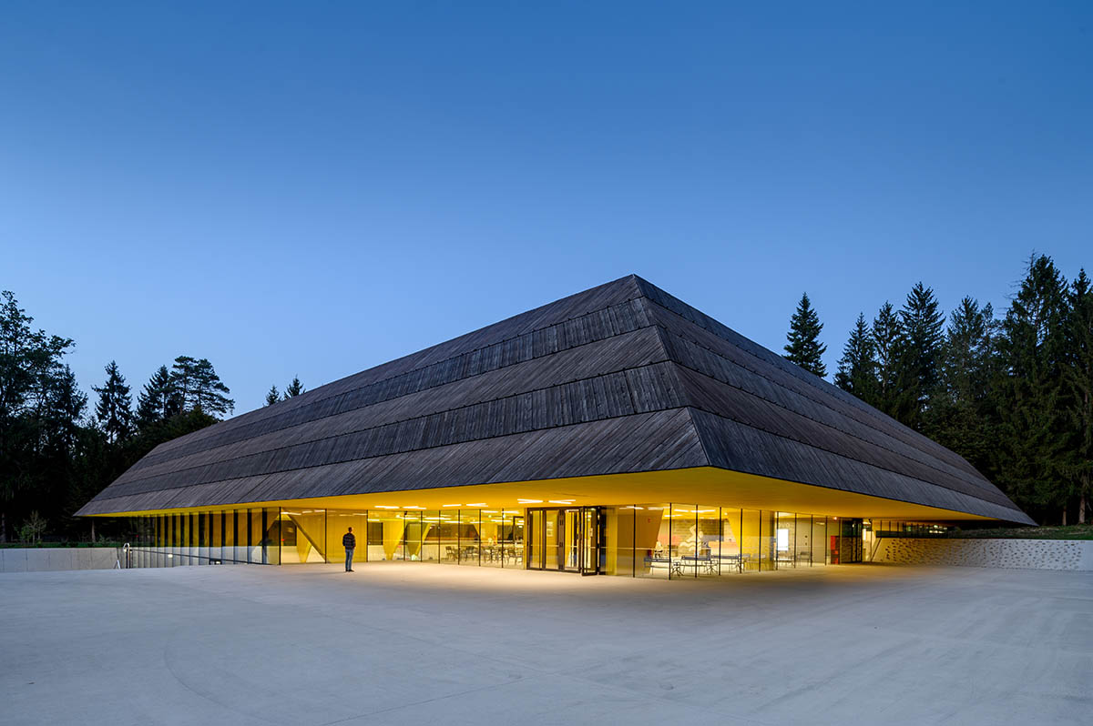 Enota completes swimming pool with low floating roof in Slovenia