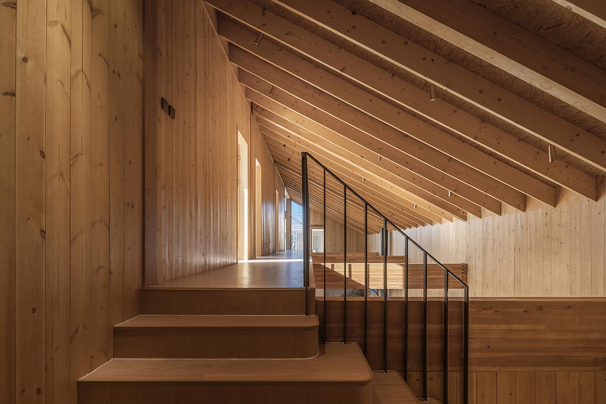Archstudio renovates traditional Beijing courtyard house with interwoven wooden framework