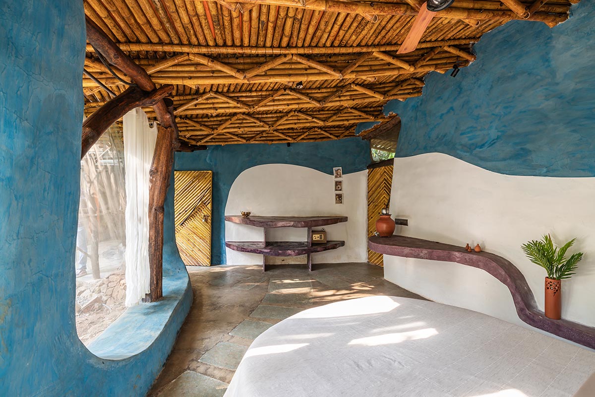 Blurring Boundaries built biophilic farmhouse made of organic and curved walls near Mumbai