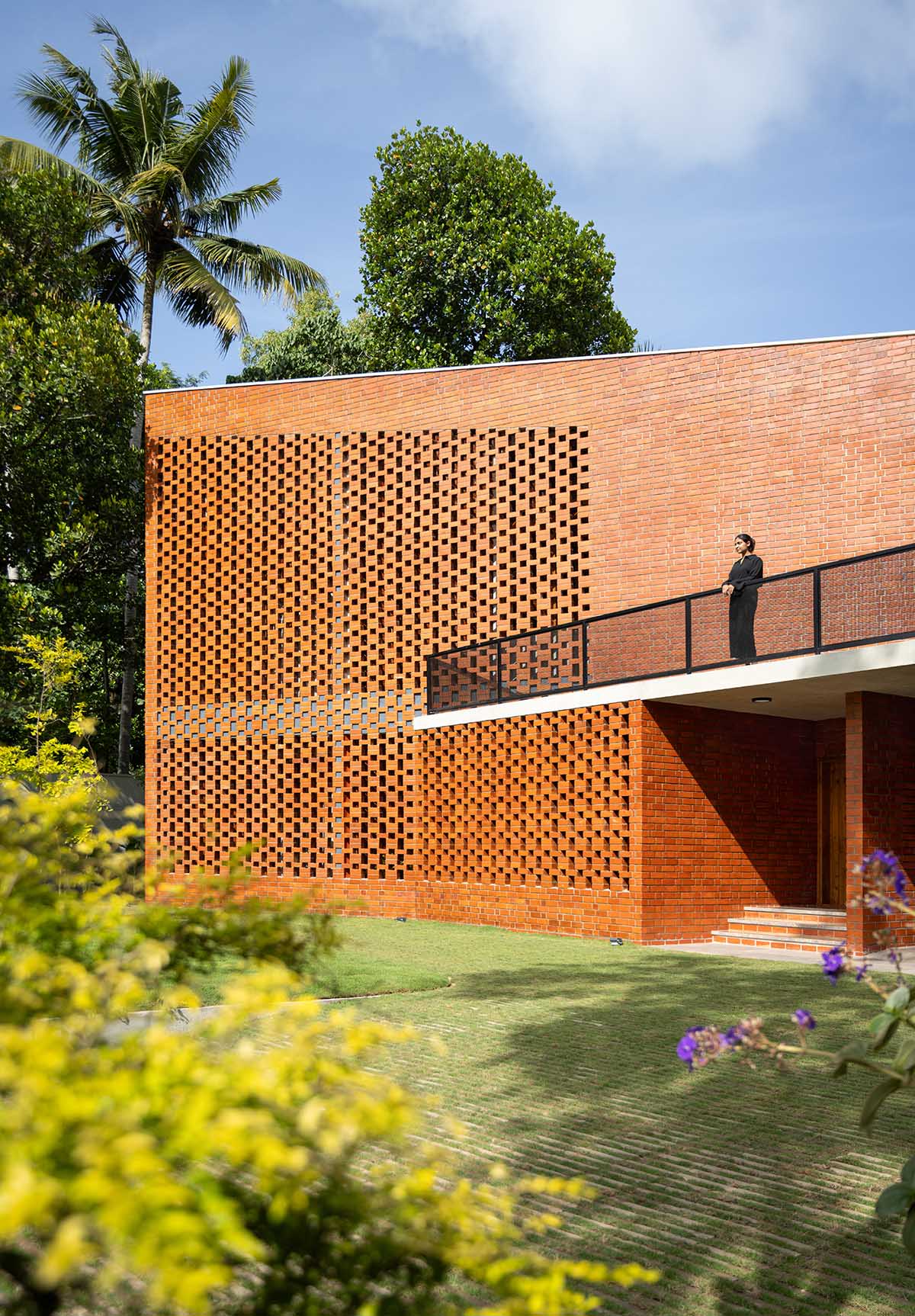 Srijit Srinivas - ARCHITECTS built brick family house with angled triangular façade in Kerala