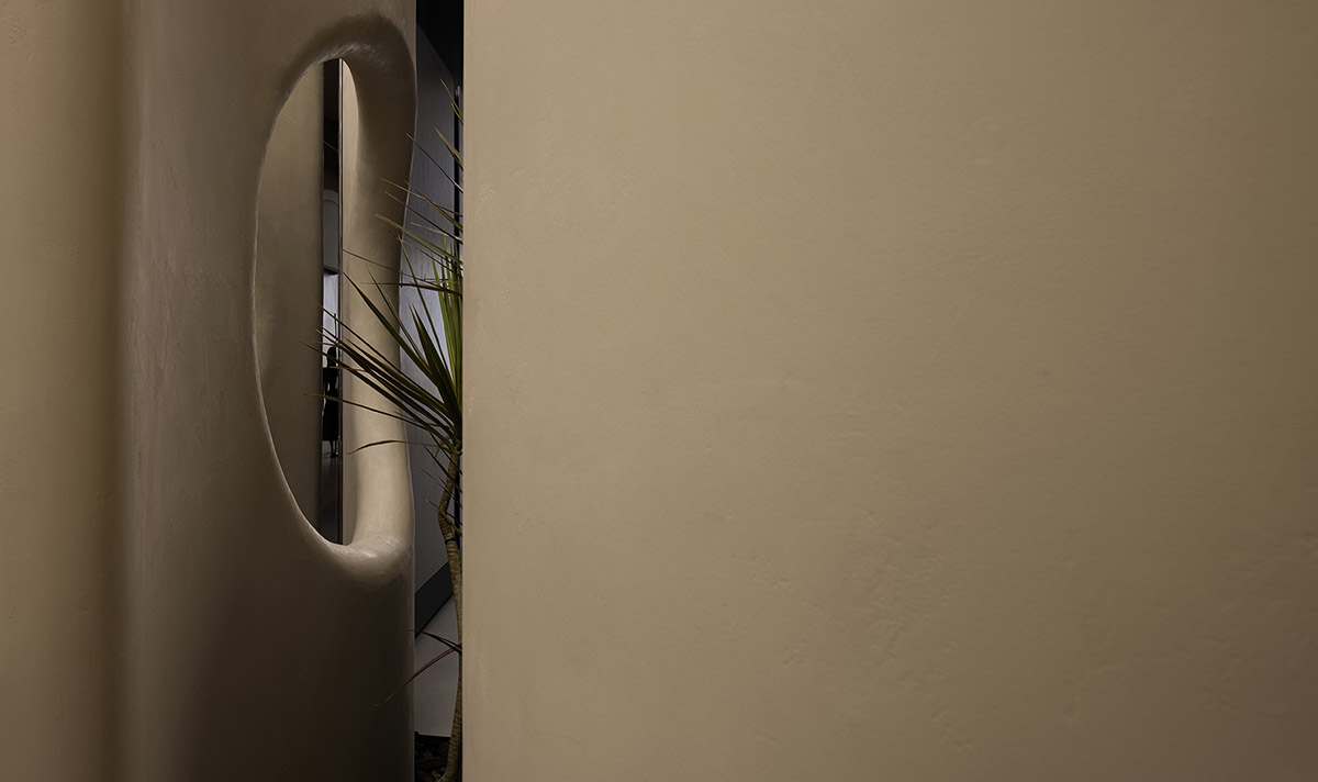 Curved walls and cave-like holes form I.T CERAMICHE Headquarters by Foshan Topway Design