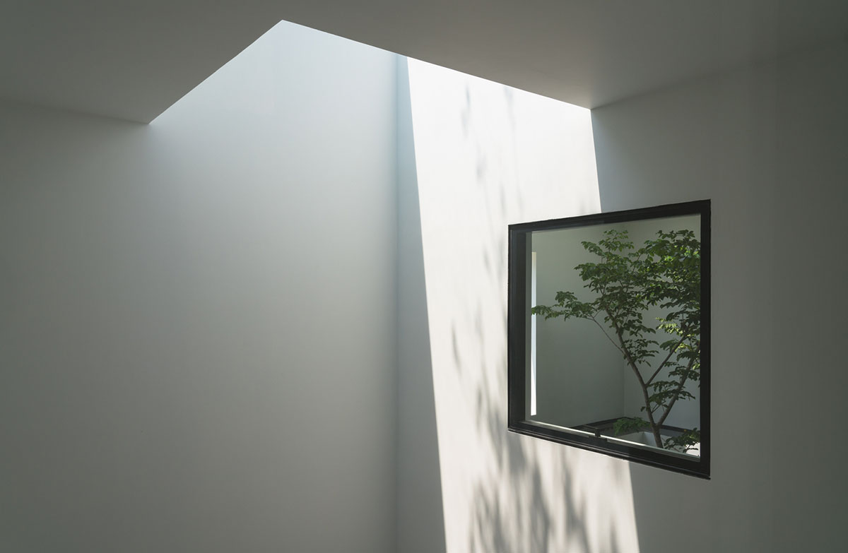 MIA Design Studio compensates the lack of green spaces of Vietnam with planted pop-up balconies