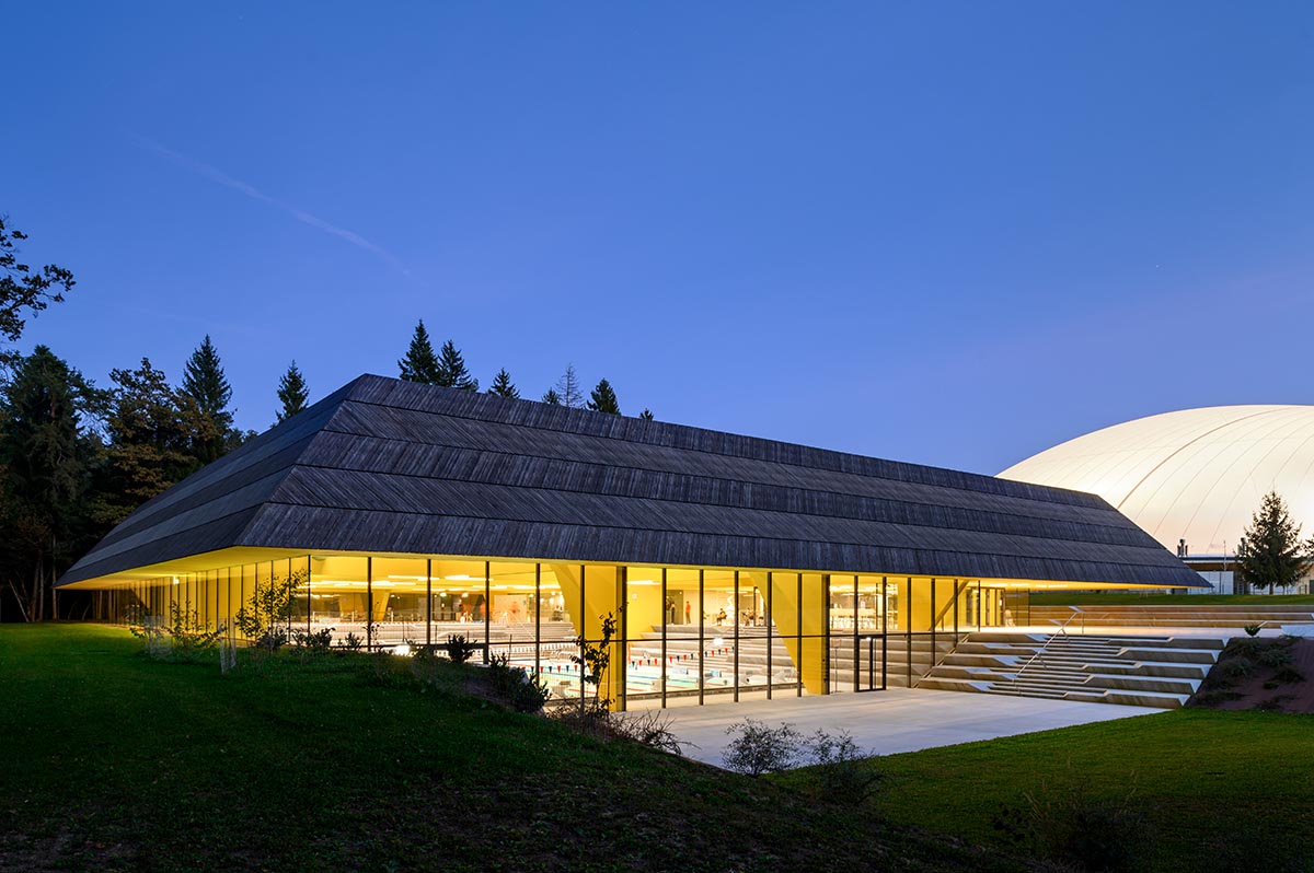 Enota completes swimming pool with low floating roof in Slovenia