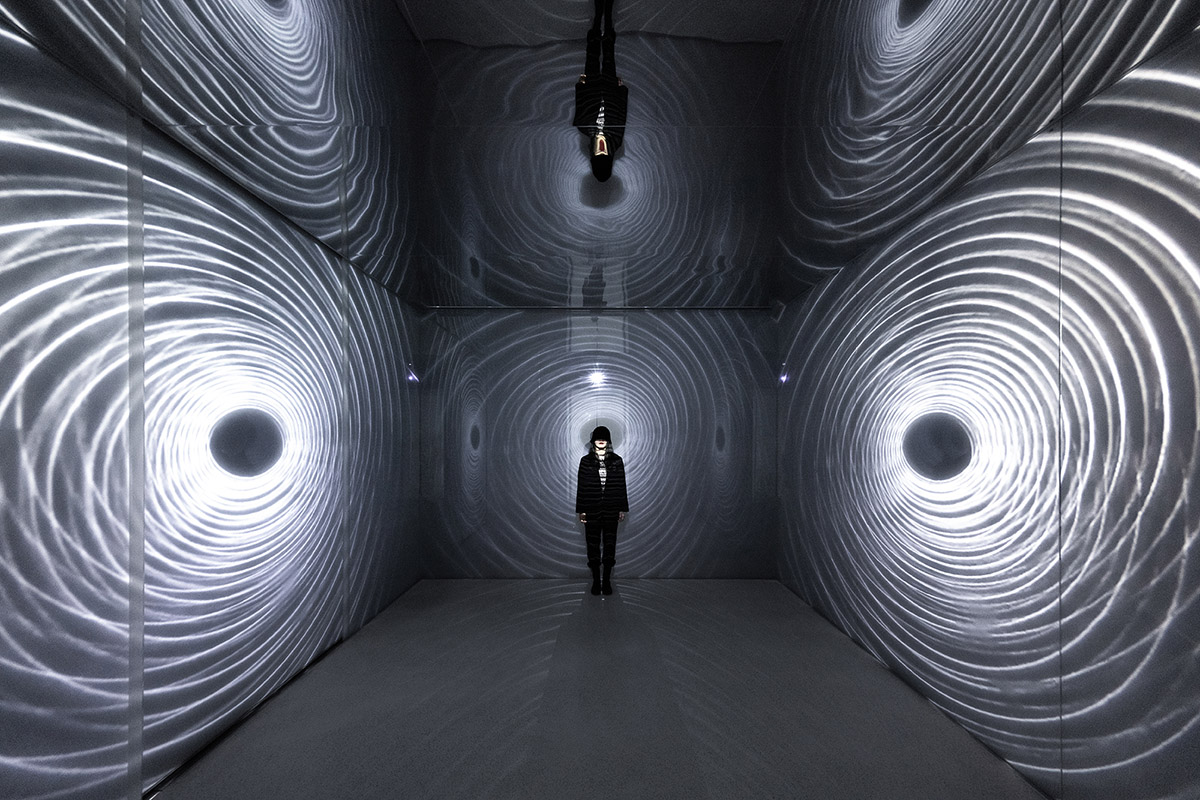 Giant free-form structure gives the feeling of 
