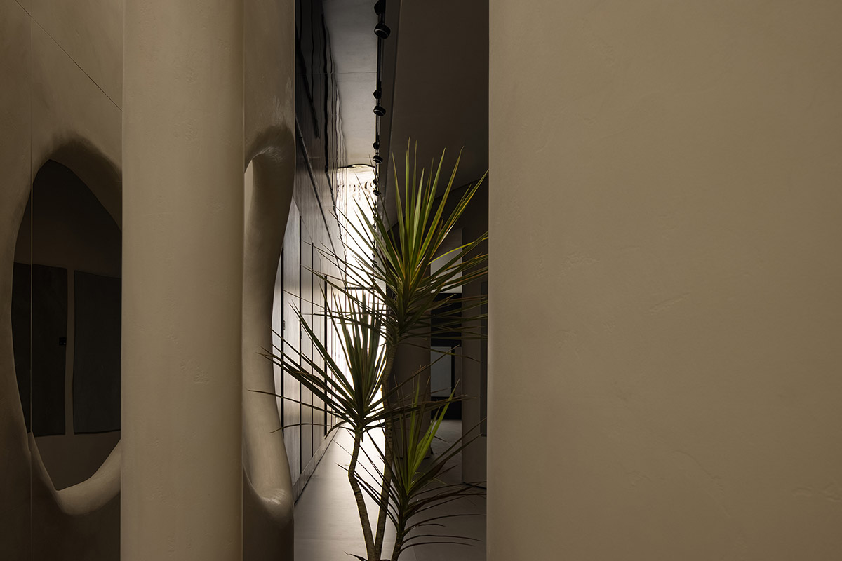 Curved walls and cave-like holes form I.T CERAMICHE Headquarters by Foshan Topway Design