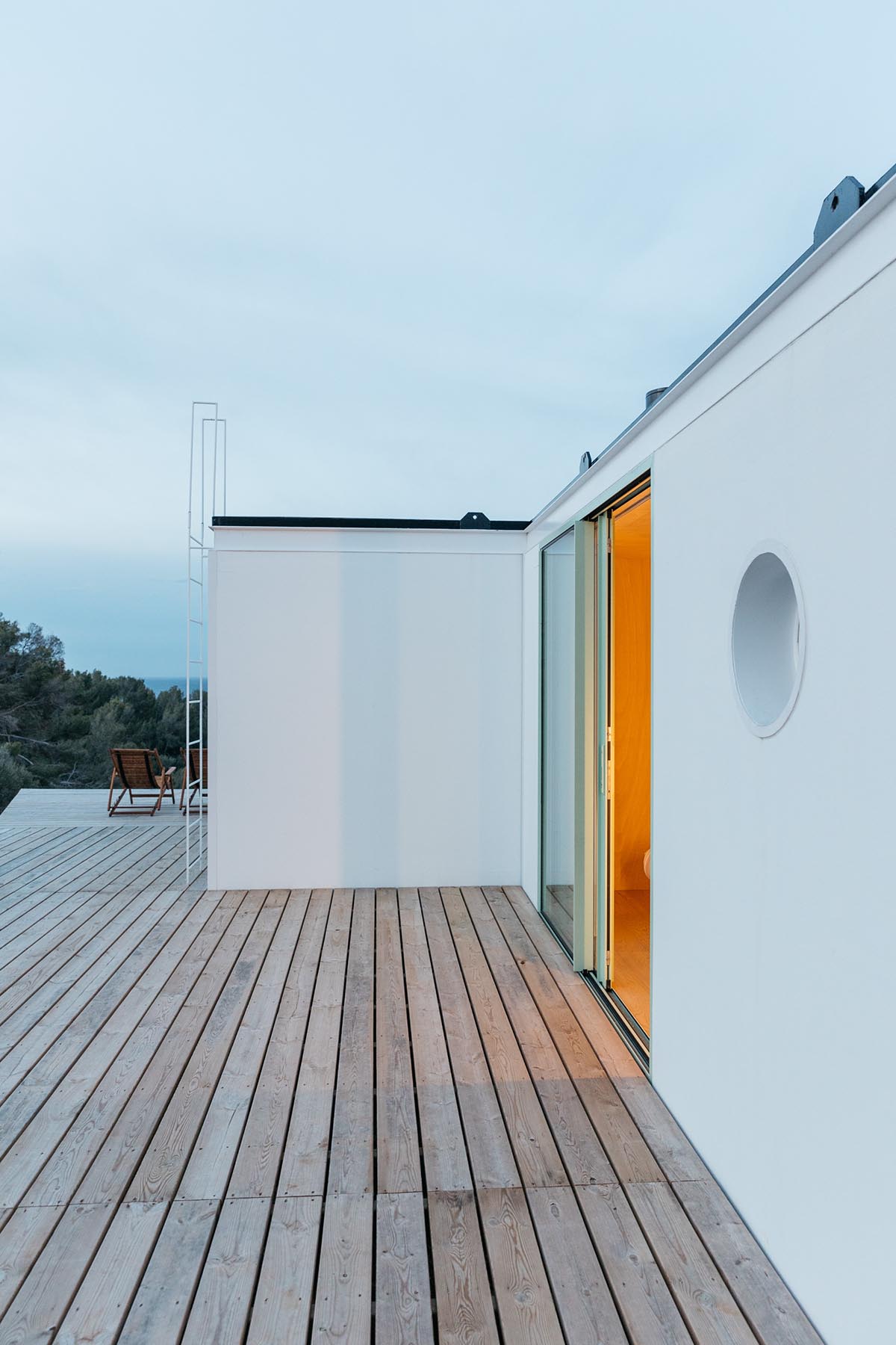 Ignacio de la Vega and Pilar Cano-Lasso create T-shaped cabin framing views from the Mediterranean