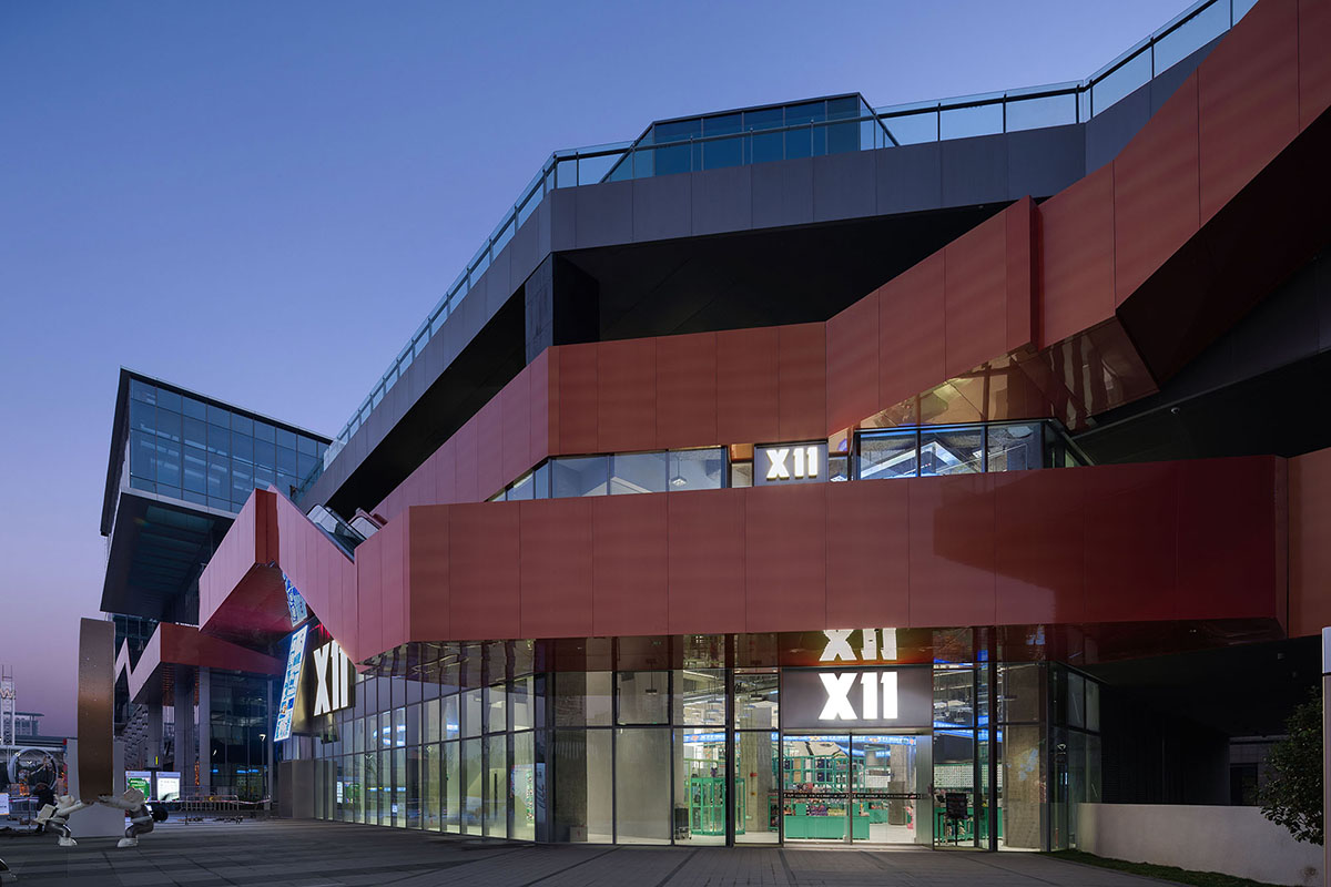 BloomDesign combines stainless steel tubes with timber joints to create retail store in China 