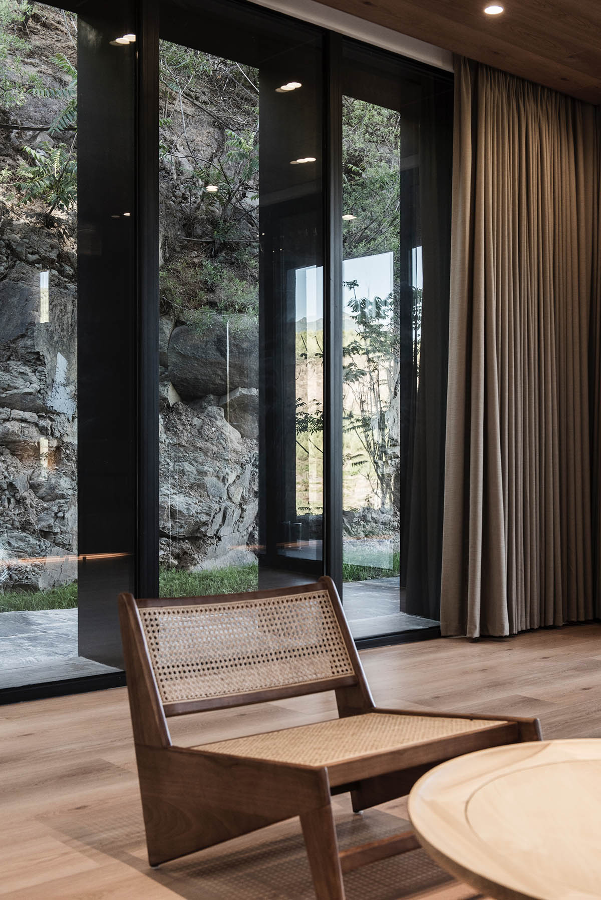 Fon Studio completes Donghulin Guest House on a hillside in Beijing