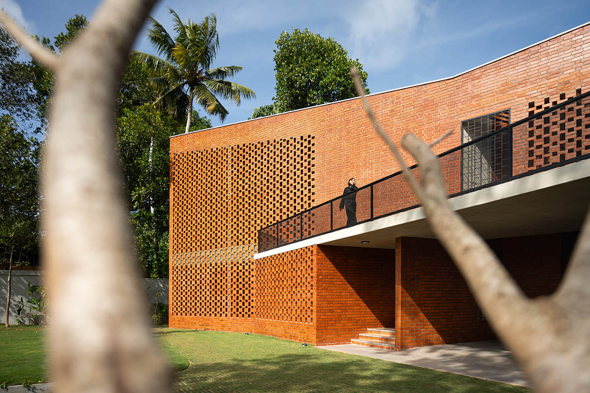 Srijit Srinivas - ARCHITECTS built brick family house with angled triangular façade in Kerala