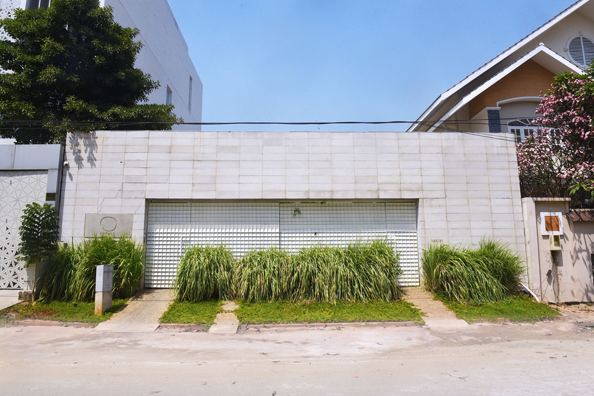 An office in Vietnam protects its own micro-climate with continuous spaces and internal courtyards
