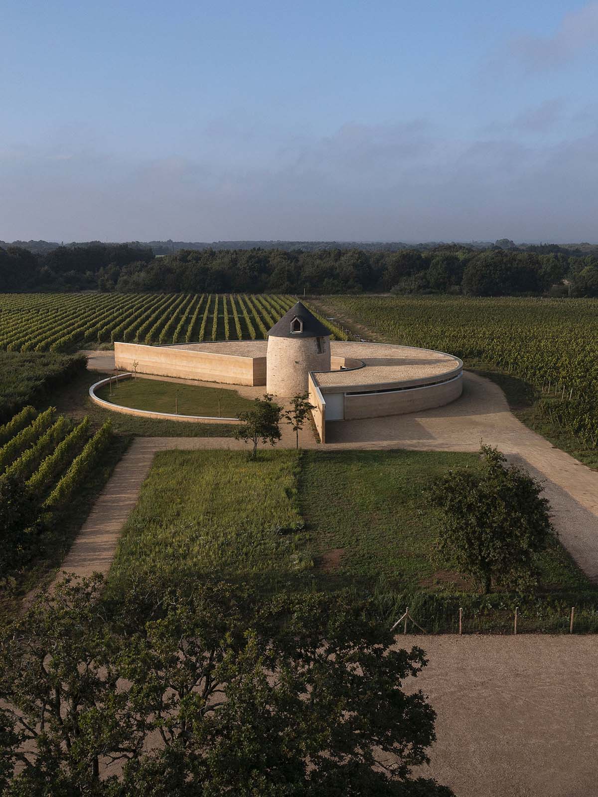 Carmen Maurice Architecture omhult een oude gerenoveerde molen met een wijnpakhuis in Sarzeau