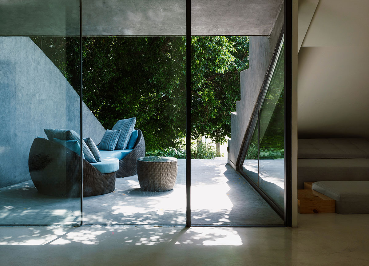 Sweeping concrete roof terrace forms private villa by Studio Symbiosis in India