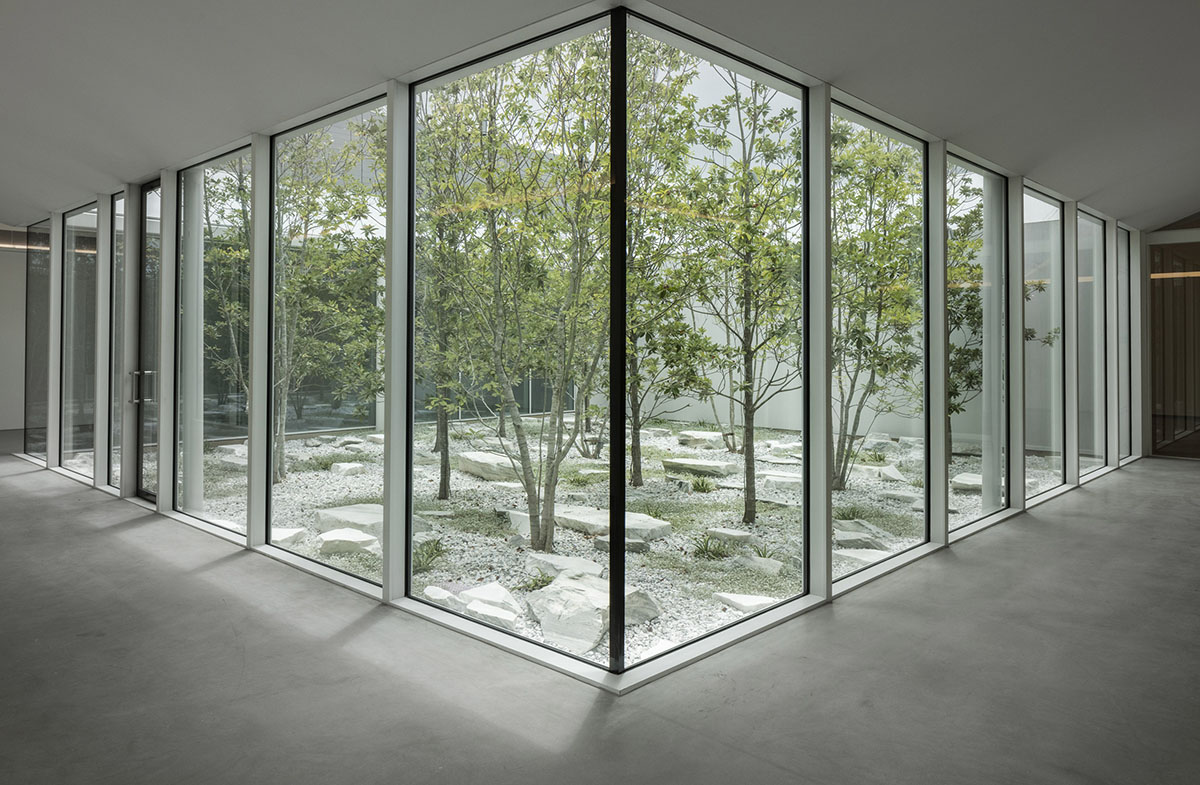 Johnston Marklee-designed freestanding Menil Drawing Institute is enriched with spacious courtyards