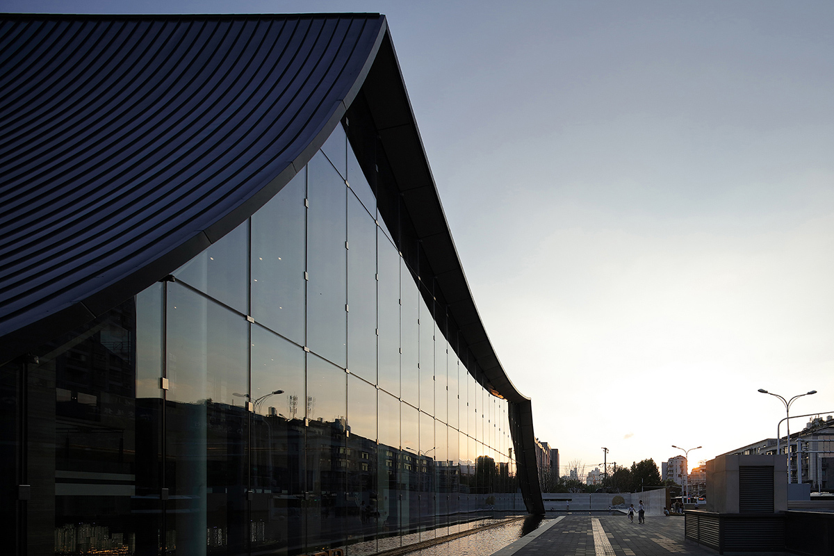 Waterfrom Design Achieved a Balance Between Historical Community Protection and a Sales Center