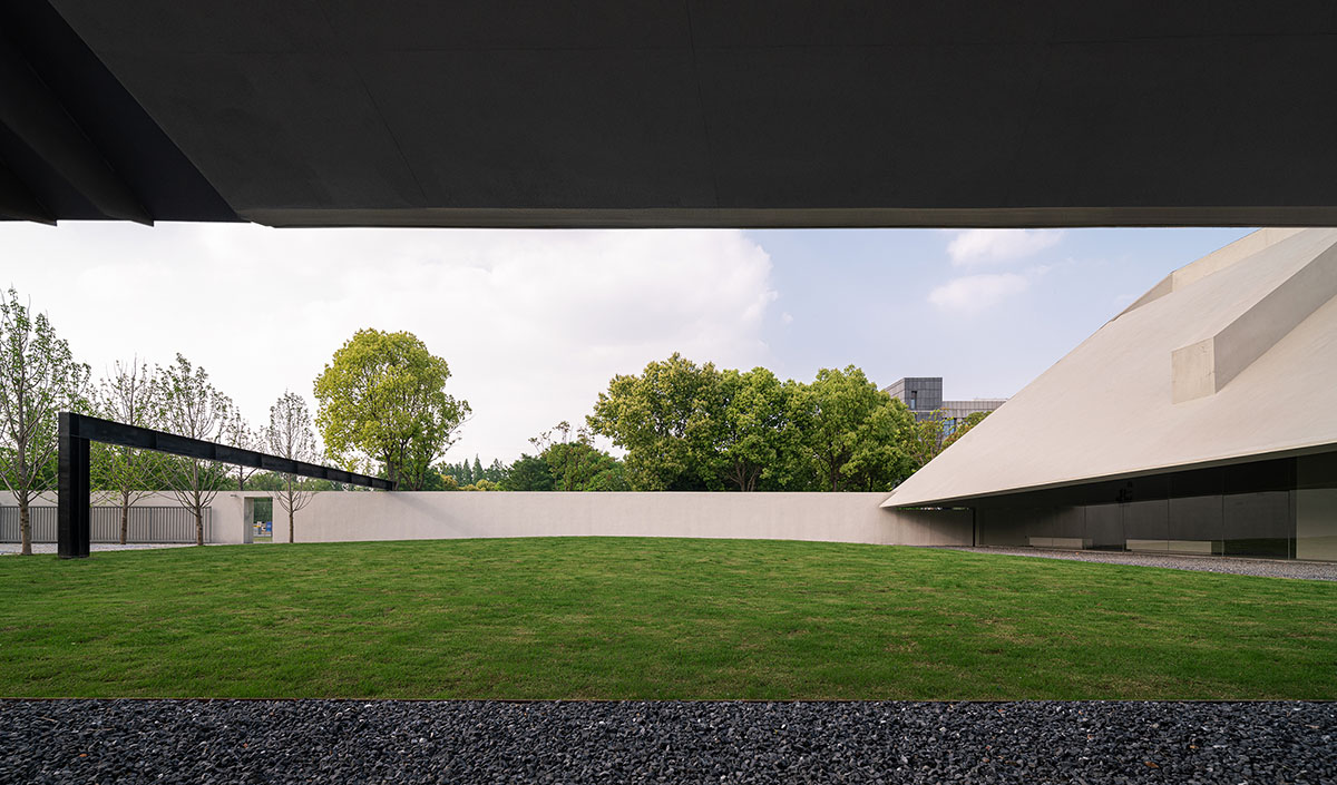 Atelier Deshaus built a memorial with enclosed walls to create a
