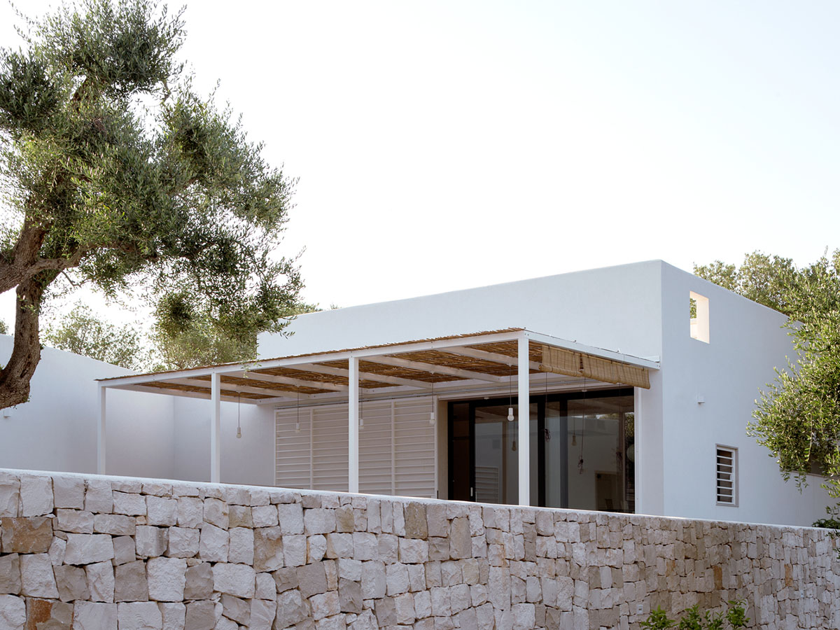 Noname Studio designs townhouse with all-white abstract sculpted volumes among olive trees