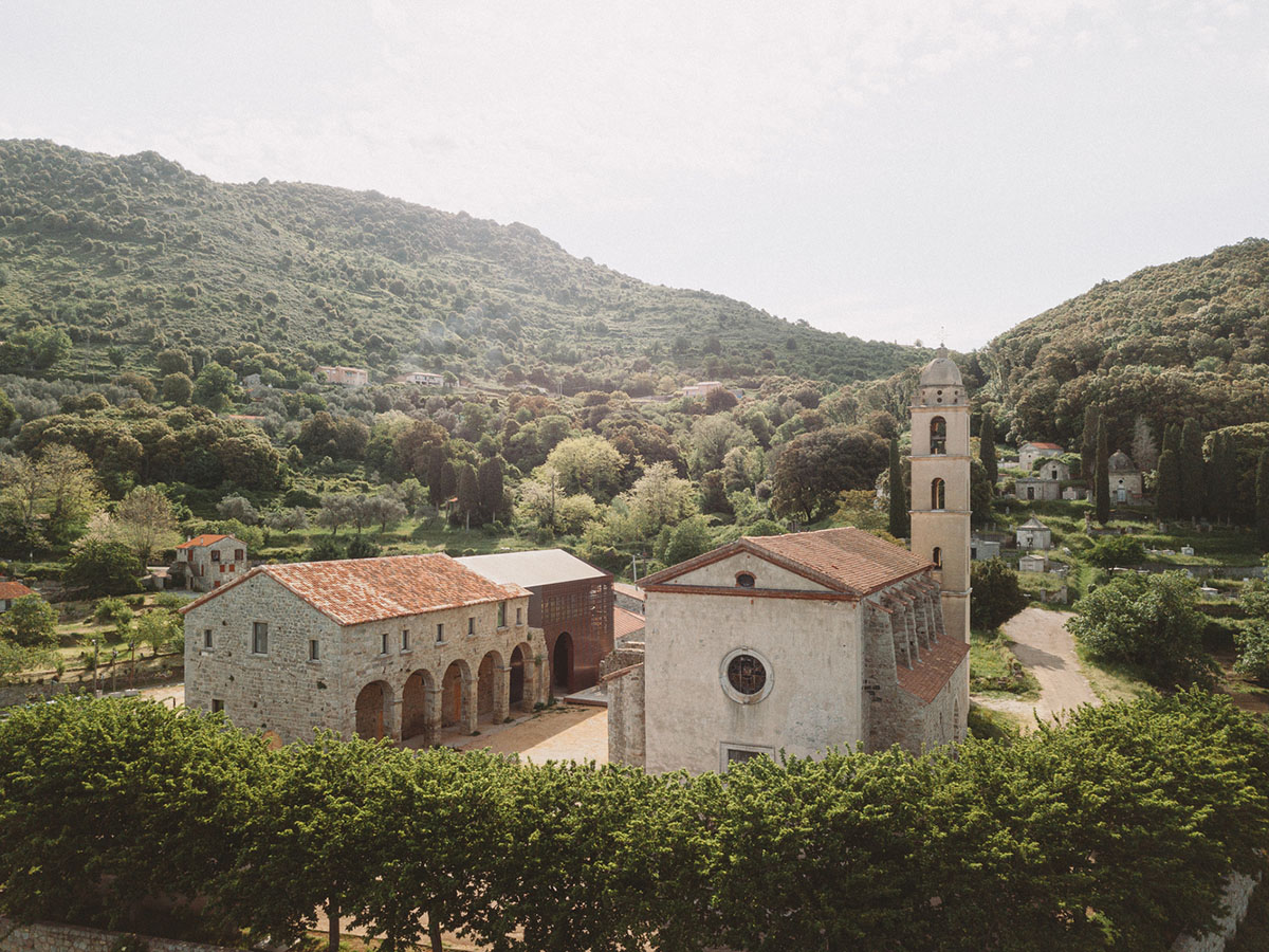 Amelia Tavella Architectes extends historic convent with copper structure in France