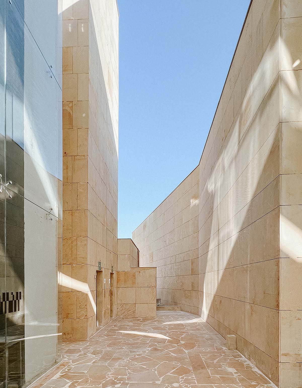 Vastushilpa Sangath softens monolithic museum with a funnel-shaped central passage in India  