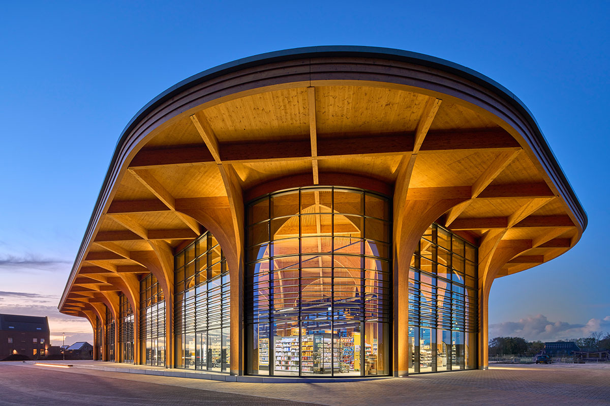 De Zwarte Hond built cathedral-like market hall with net-like wooden trusses and columns in Groningen