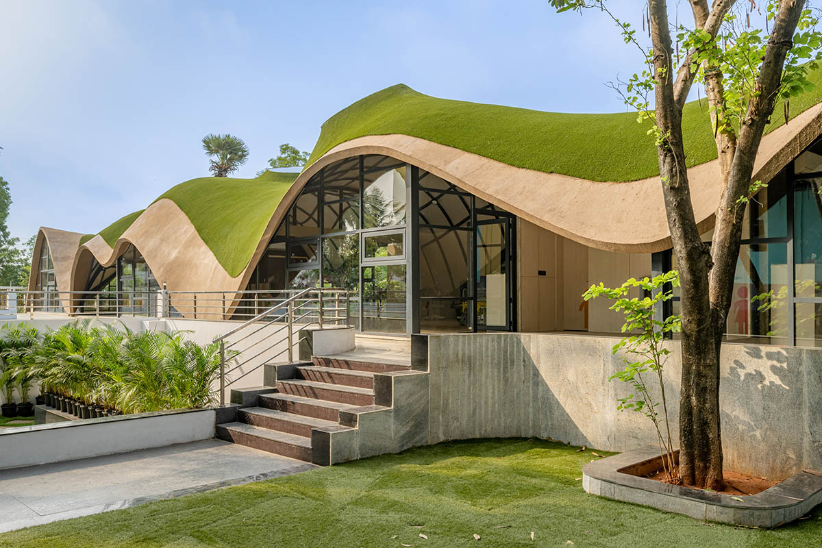 Undulating roof covers Cocoon School for unobstructed space in India 